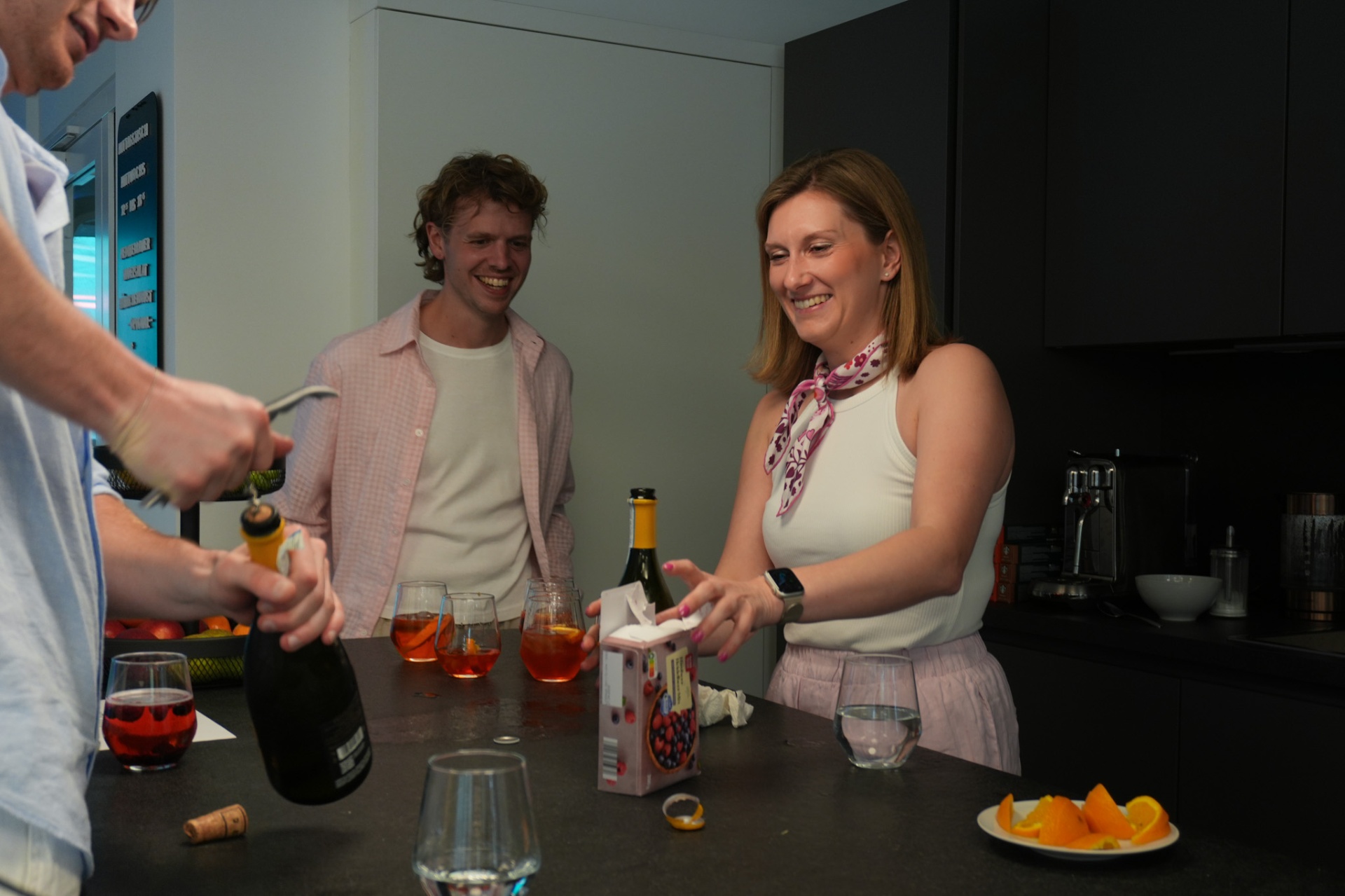 Feierabend-Aperitif in der Bürokitchen
